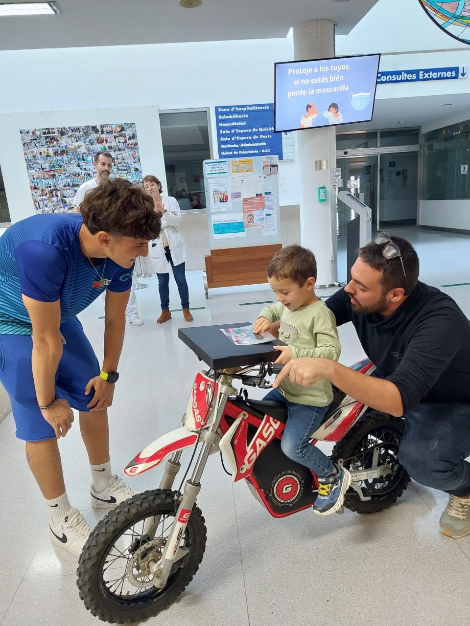 Niño sobre una moto infantil durante la jornada de 2023