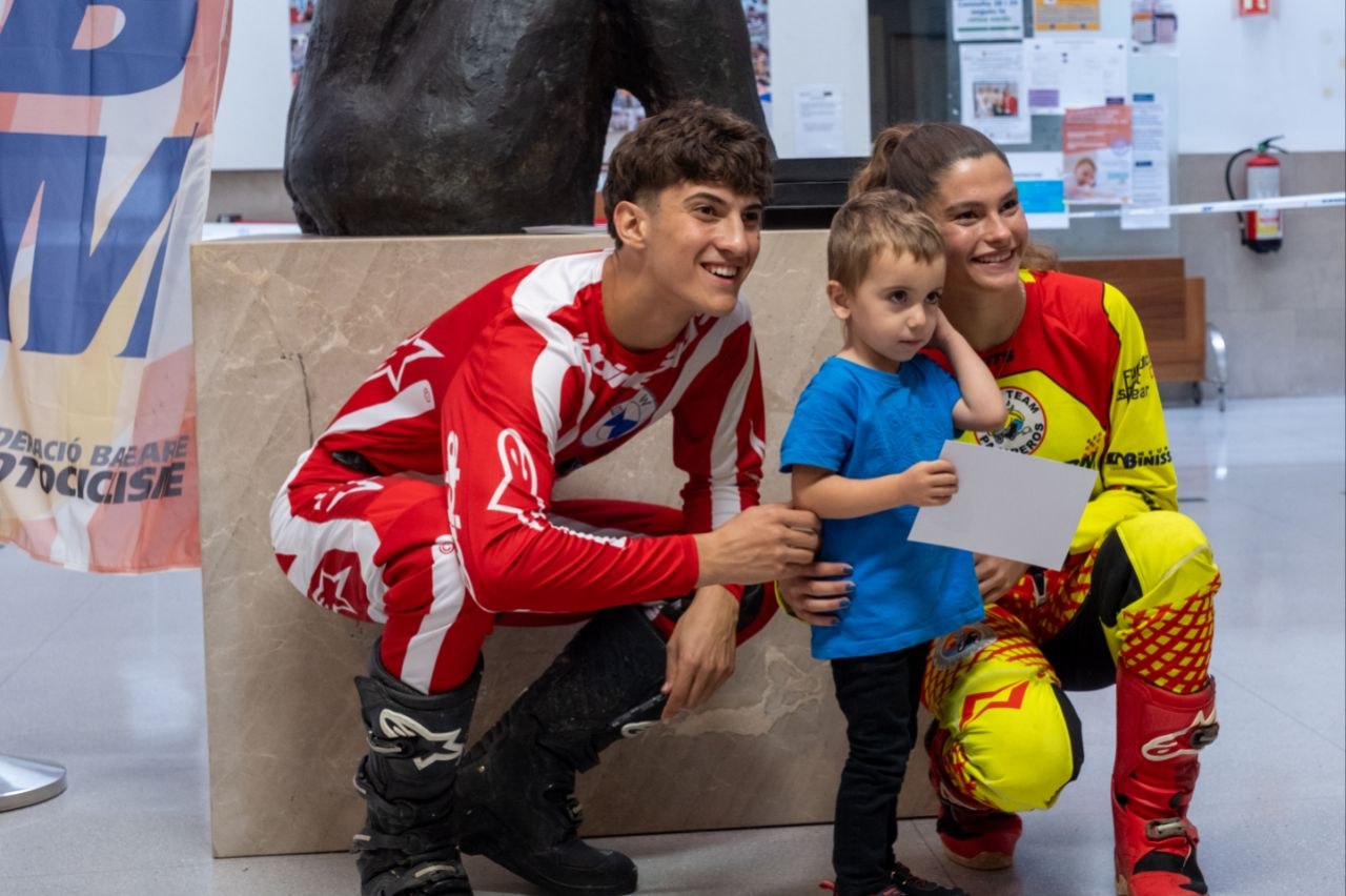 Niño junto a pilotos en la Mototerapia de 2023