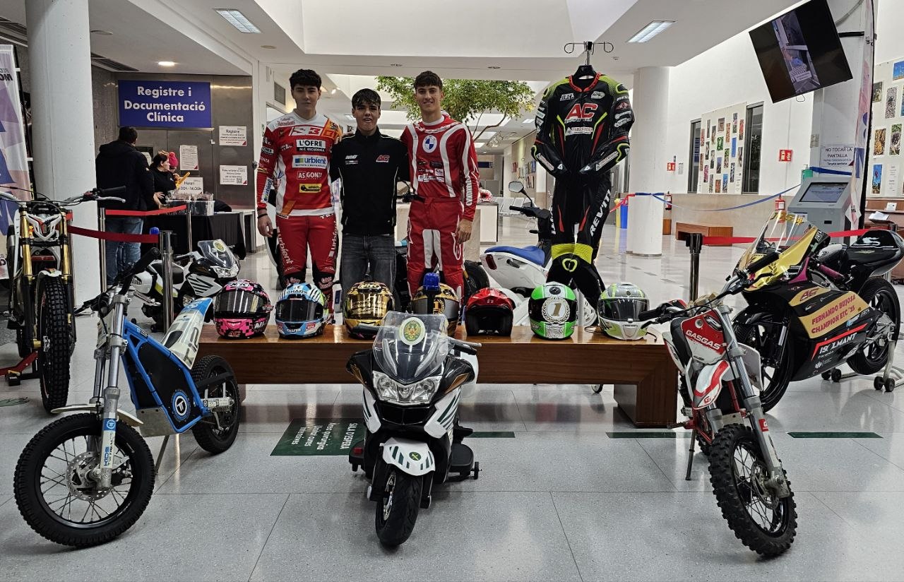 Pilotos, motos y cascos en la jornada de Mototerapia 2025
