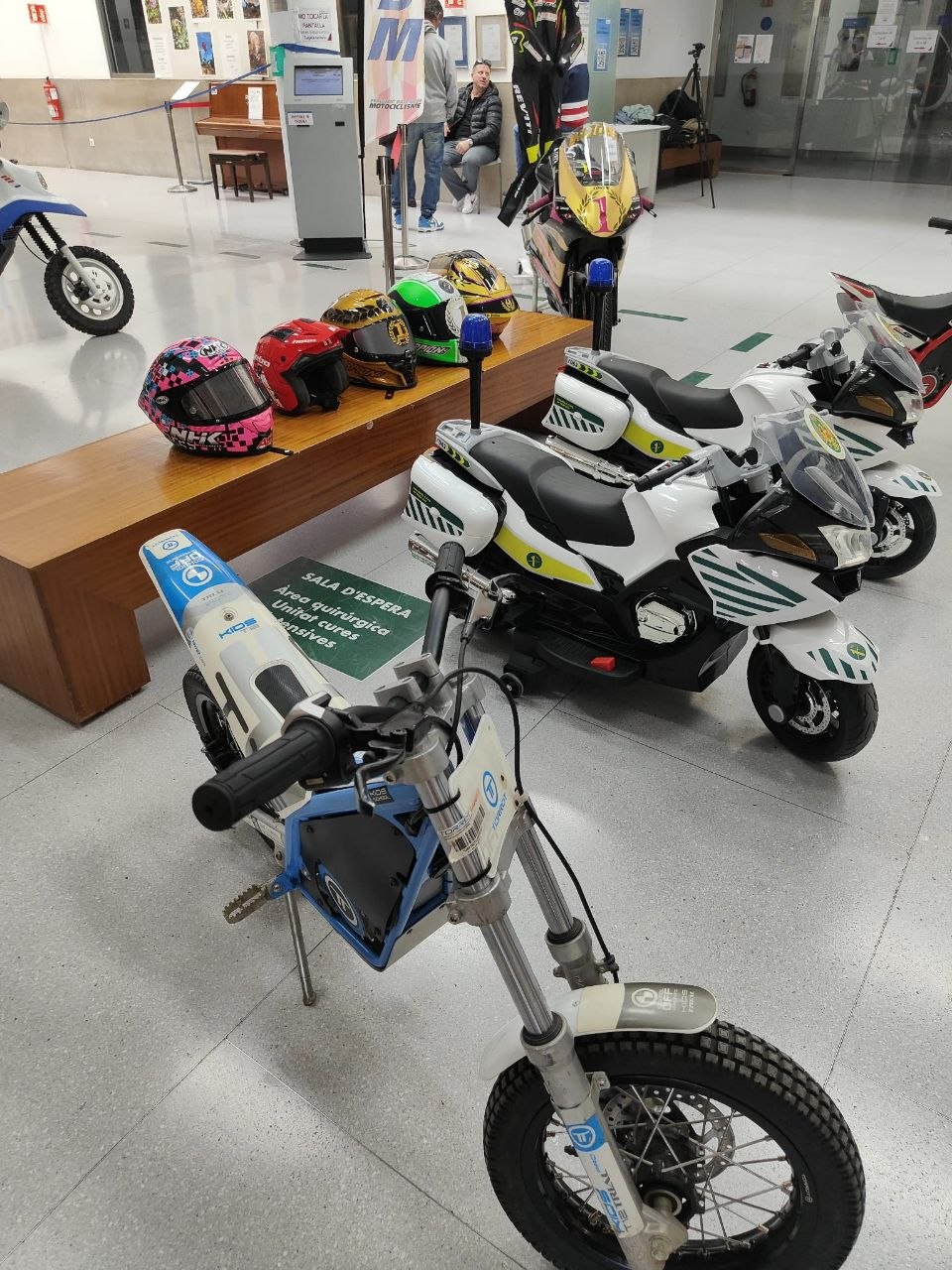 Motos eléctricas y cascos expuestos durante la jornada