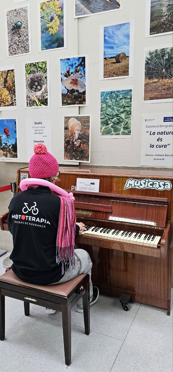 Participante de Mototerapia tocando un piano