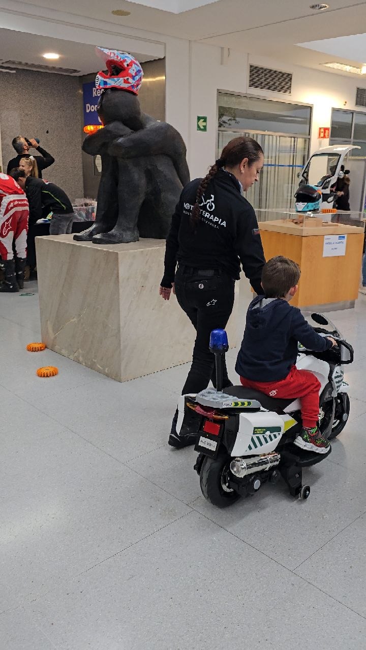 Niño disfrutando de una moto infantil durante Mototerapia
