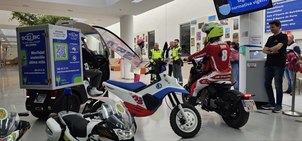 Motos y participantes en el recinto de la jornada