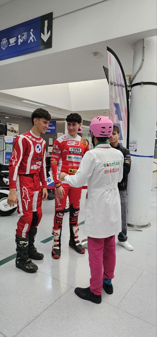 Equipo sanitario y pilotos durante la jornada