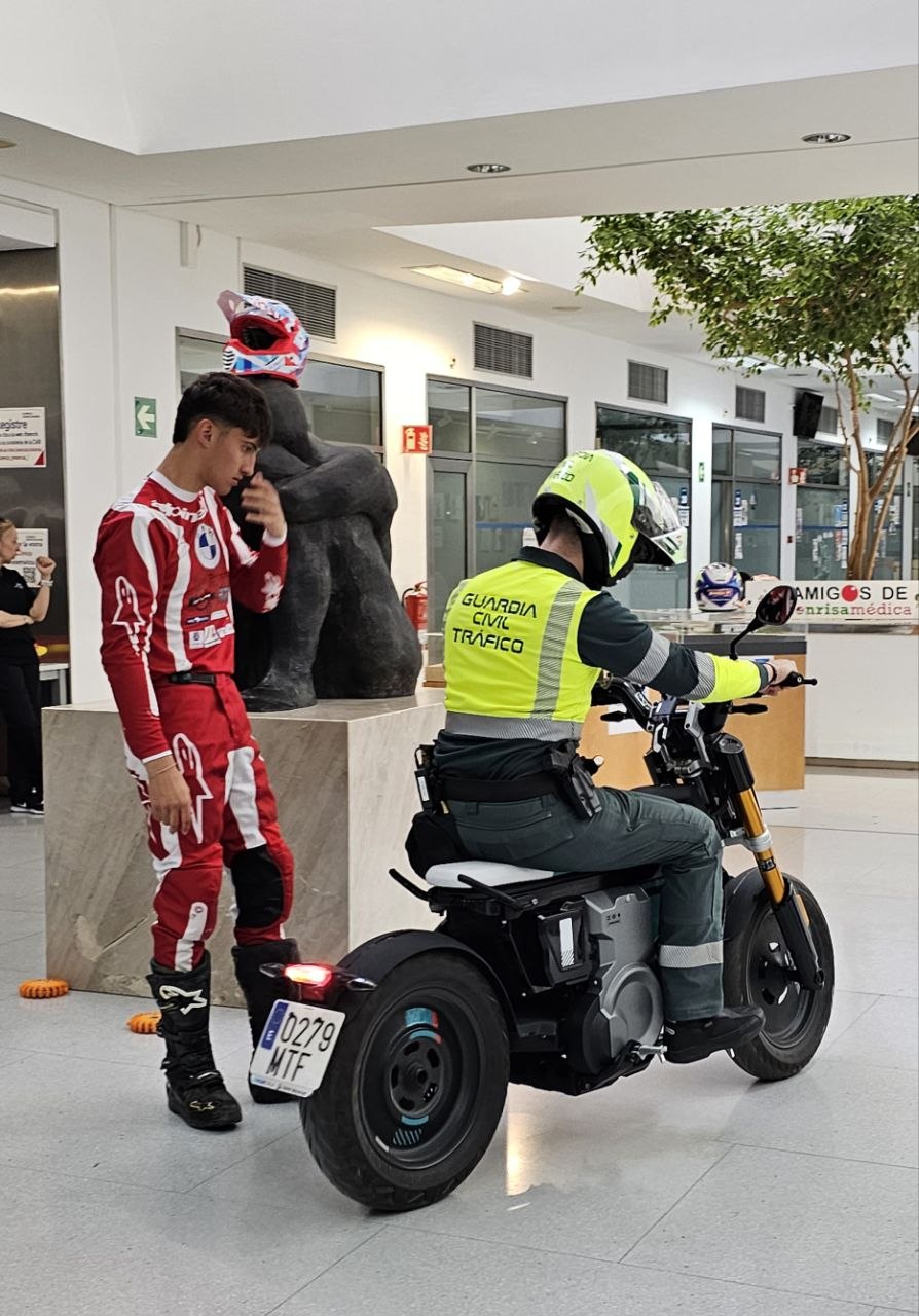 Agente de seguridad vial en moto durante la jornada